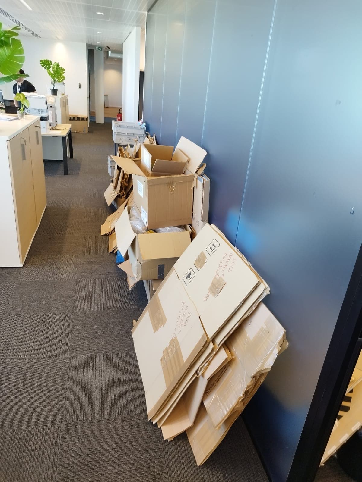 Équipe FLYROCKS réalisant un débarras professionnel de logement avec tri et évacuation